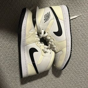 Jordan Mid light yellow